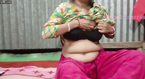 Sensual Bengali modal Toompa goza dedilhado ela mesma em quente sexo vídeo 2 minuto 20 SEC