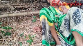 Desi bhabhi gets neer en vies in de bos 0 min 40 sec