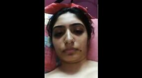 Indyjski piękno przechwytuje jej intymne chwile w a selfie wideo 15 / min 20 sec