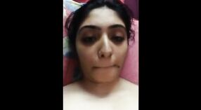 Indyjski piękno przechwytuje jej intymne chwile w a selfie wideo 6 / min 20 sec