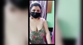 Bhabhi ' s Hot Striptease: een sensuele Show van haar grote borsten op Tango 1 min 20 sec