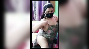 Bhabhi's Hot Striptease: Uno spettacolo sensuale delle sue grandi tette sul Tango 2 min 40 sec