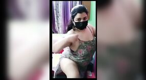 Striptis Panas Bhabhi: Pertunjukan Sensual Payudara Besarnya di Tango 2 min 40 sec