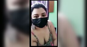 Striptease quente de Bhabhi: um show Sensual de seus peitos grandes no Tango 3 minuto 20 SEC