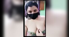 Bhabhi ' S Striptease Panas: Acara Sensual Saka Dheweke Amba Susu Ing Tango 4 min 40 sec