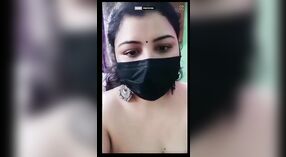 Bhabhi's Hot Striptease: Uno spettacolo sensuale delle sue grandi tette sul Tango 5 min 20 sec