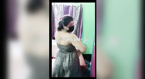 Striptease quente de Bhabhi: um show Sensual de seus peitos grandes no Tango 1 minuto 00 SEC