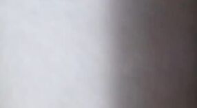 ভারতীয় খোকামনি গৌরী শর্মা বাষ্পী দেশি ভিডিওতে তার বড় স্তনগুলি দেখায় 4 মিন 20 সেকেন্ড