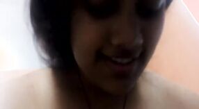 La nena india Gauri Sharma muestra sus grandes pechos en un video desi humeante 0 mín. 0 sec