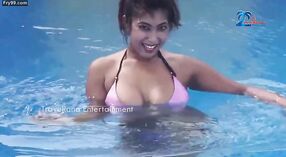 Bikini fotoshoot in een Neelam sari door Mandarmani ' s finest 2 min 00 sec