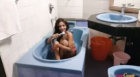 Desi ragazza Alice ostenta il suo bel vestito in questo video carino 1 min 20 sec