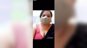 뜨거운 인도 아줌마의 증기 촬영에서 증기 비디오 0 최소 0 초