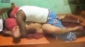 Индийская тетушка изменяет деревенскому мужчине со своим любовником дома 13 минута 10 сек