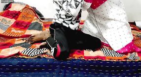 Хинди красотка Абдул Миа трахает свою большую задницу Дези Бегум в анал и грубый секс 1 минута 00 сек