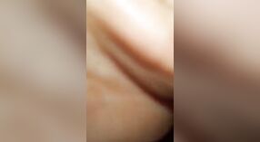 Seksi Yenge Şehvetli bir Oral seks Verir ve Parmaklı Alır 0 dakika 0 saniyelik