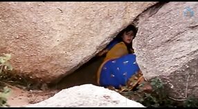 அப்பாவி நாட்டு பெண் டோலி மின்ஹாஸ் ஒரு மிருகத்தனமான குழு காட்சியில் ஆண்கள் குழுவுடன் நடிக்கிறார் 1 நிமிடம் 20 நொடி