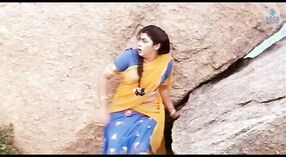 அப்பாவி நாட்டு பெண் டோலி மின்ஹாஸ் ஒரு மிருகத்தனமான குழு காட்சியில் ஆண்கள் குழுவுடன் நடிக்கிறார் 1 நிமிடம் 40 நொடி
