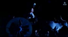 ఇన్నోసెంట్ కంట్రీ గర్ల్ డాలీ మిన్హాస్ ఒక క్రూరమైన సమూహ సన్నివేశంలో పురుషుల బృందంతో నటించింది 2 మిన్ 00 సెకను