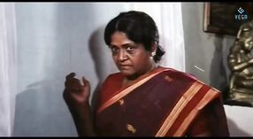 அப்பாவி நாட்டு பெண் டோலி மின்ஹாஸ் ஒரு மிருகத்தனமான குழு காட்சியில் ஆண்கள் குழுவுடன் நடிக்கிறார் 4 நிமிடம் 00 நொடி
