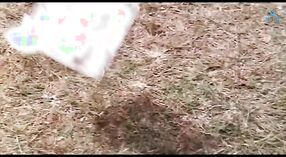 ఇన్నోసెంట్ కంట్రీ గర్ల్ డాలీ మిన్హాస్ ఒక క్రూరమైన సమూహ సన్నివేశంలో పురుషుల బృందంతో నటించింది 0 మిన్ 0 సెకను