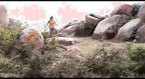 அப்பாவி நாட்டு பெண் டோலி மின்ஹாஸ் ஒரு மிருகத்தனமான குழு காட்சியில் ஆண்கள் குழுவுடன் நடிக்கிறார் 1 நிமிடம் 00 நொடி