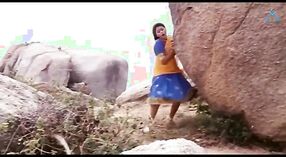 அப்பாவி நாட்டு பெண் டோலி மின்ஹாஸ் ஒரு மிருகத்தனமான குழு காட்சியில் ஆண்கள் குழுவுடன் நடிக்கிறார் 1 நிமிடம் 10 நொடி