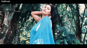 Barsha Banerjee ostenta seu corpo gordinho em um sari azul 3 minuto 40 SEC