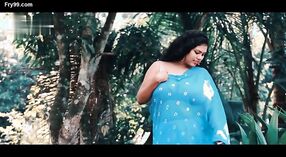 Barsha Banerjee ostenta seu corpo gordinho em um sari azul 4 minuto 30 SEC