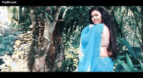 Barsha Banerjee ostenta il suo corpo paffuto in un sari blu 5 min 20 sec