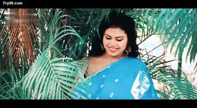 Barsha Banerjee ostenta seu corpo gordinho em um sari azul 6 minuto 10 SEC