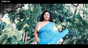 Barsha Banerjee flaunts cô ấy mũm mĩm thân thể trong một màu xanh sari 7 tối thiểu 00 sn