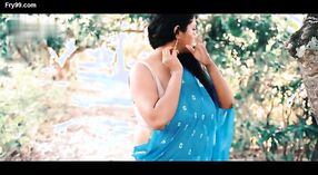 Barsha Banerjee ostenta il suo corpo paffuto in un sari blu 8 min 40 sec