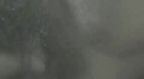 பெரிய மார்பகங்களுடன் ஒரு முதிர்ந்த பெண் தனது ஹேரி யோனி மூலம் உடலுறவு கொள்கிறாள் 5 நிமிடம் 00 நொடி