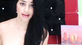 Ashmita, het Indiase meisje, toont haar Vuistfilms op Cam 4 min 00 sec