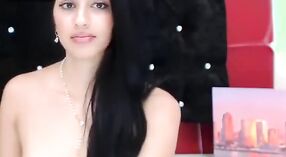 Ashmita, Indyjska dziewczyna, pokazuje swoją pięść Filmy przed kamerką 4 / min 20 sec