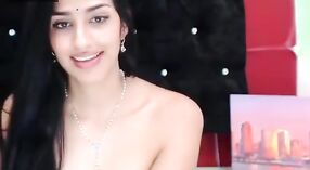 Hintli Kız Ashmita, Yumruk Filmlerini Kamerada Gösteriyor 5 dakika 00 saniyelik