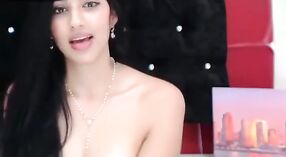 Ashmita, het Indiase meisje, toont haar Vuistfilms op Cam 5 min 20 sec