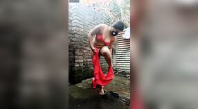 Akha, uma loira deslumbrante de Bangladesh, Se entrega a uma sessão de banho cheia de vapor em seu vestido sexy 1 minuto 50 SEC