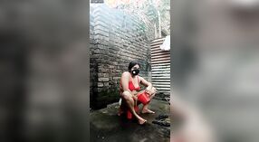 Akha, une superbe blonde du Bangladesh, se livre à une séance de douche torride dans sa robe sexy 2 minute 50 sec