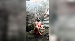 Akha, seorang pirang cantik dari Bangladesh, menikmati sesi mandi beruap dengan gaun seksinya 3 min 20 sec