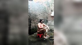 अखा, बांग्लादेश से एक तेजस्वी गोरा, उसे सेक्सी पोशाक में एक भाप से भरा स्नान सत्र में भोगता है 3 मिन 50 एसईसी