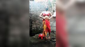 Akha, una impresionante rubia de Bangladesh, se entrega a una sesión de ducha humeante con su sexy vestido 4 mín. 20 sec