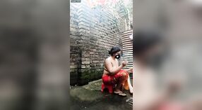 Akha, seorang pirang cantik dari Bangladesh, menikmati sesi mandi beruap dengan gaun seksinya 6 min 20 sec