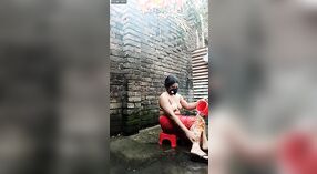 Akha, uma loira deslumbrante de Bangladesh, Se entrega a uma sessão de banho cheia de vapor em seu vestido sexy 6 minuto 50 SEC