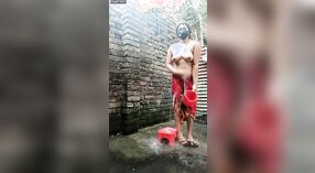 Akha, seorang pirang cantik dari Bangladesh, menikmati sesi mandi beruap dengan gaun seksinya 7 min 20 sec