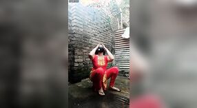 Akha, une superbe blonde du Bangladesh, se livre à une séance de douche torride dans sa robe sexy 0 minute 0 sec