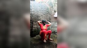 Akha, eine atemberaubende Blondine aus Bangladesch, gönnt sich eine dampfende Duschsitzung in ihrem sexy Kleid 0 min 50 s