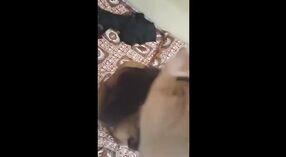 Desi girl obtiene su coño golpeado por una gran polla en este video humeante 3 mín. 00 sec