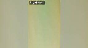 అత్త దేశీ మరియు ఆమె బెస్ట్ ఫ్రెండ్ వారి లైంగిక కోరికలను హాట్ త్రీసమ్‌లో అన్వేషిస్తారు 6 మిన్ 20 సెకను