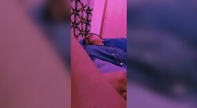 Desi Bhabhi se fait lécher la chatte et baiser 2 minute 00 sec